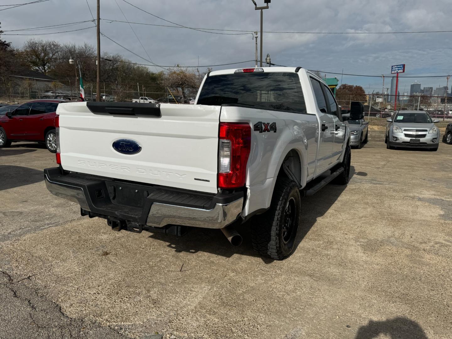 2017 white Ford F-250 SD King Ranch Crew Cab 4WD (1FT7W2B67HE) with an 6.2L V8 OHV 16V engine, 6A transmission, located at 945 E. Jefferson Blvd, Dallas, TX, 75203, (214) 943-7777, 32.752514, -96.811630 - Photo#3